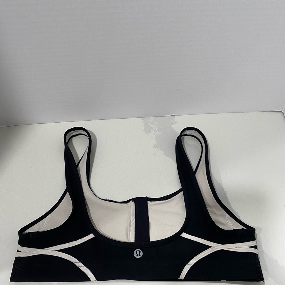 Lululemon front zip black sports bra, size tag missing looks to be a small - Picture 6 of 6